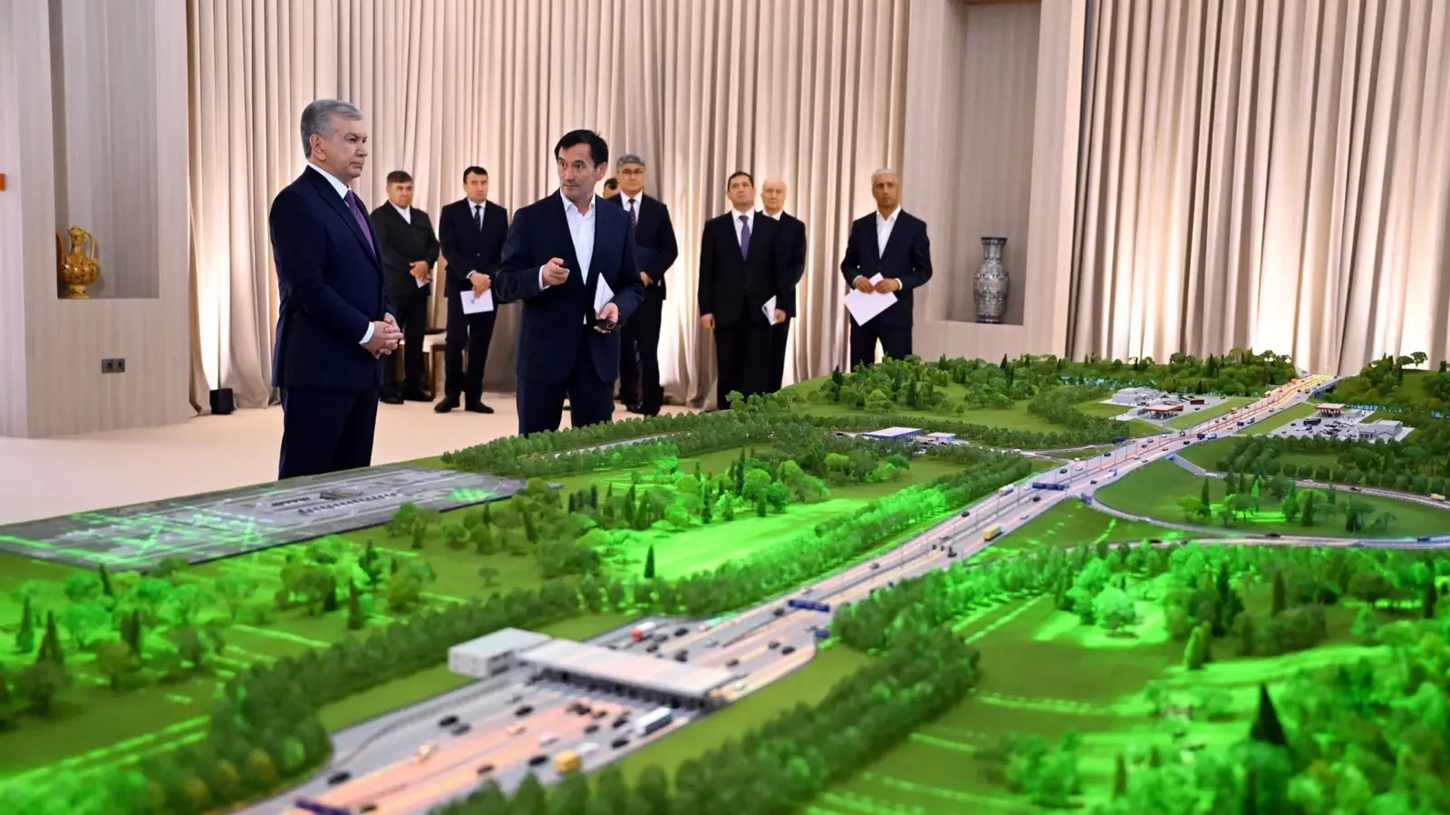 Shavkat Mirziyoyev reviews a model of the planned Tashkent–Samarkand highway