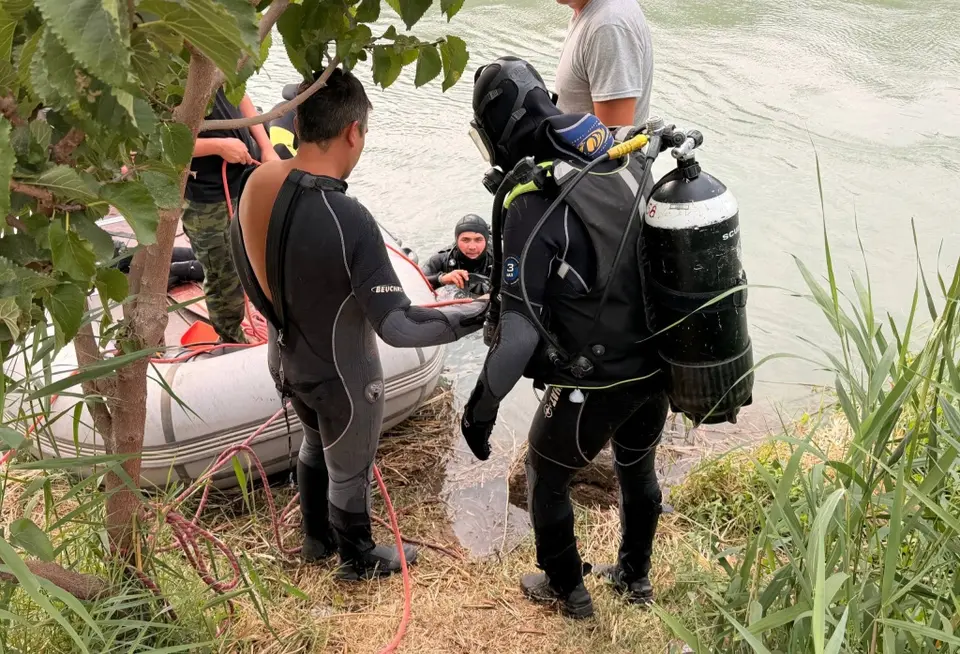 Rescuers beside the Yuqori Bozsuv canal