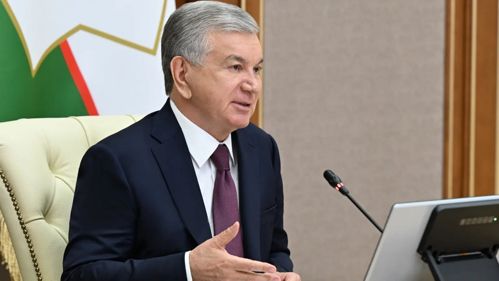Shavkat Mirziyoyev at a presentation on proposed cadastral service reforms