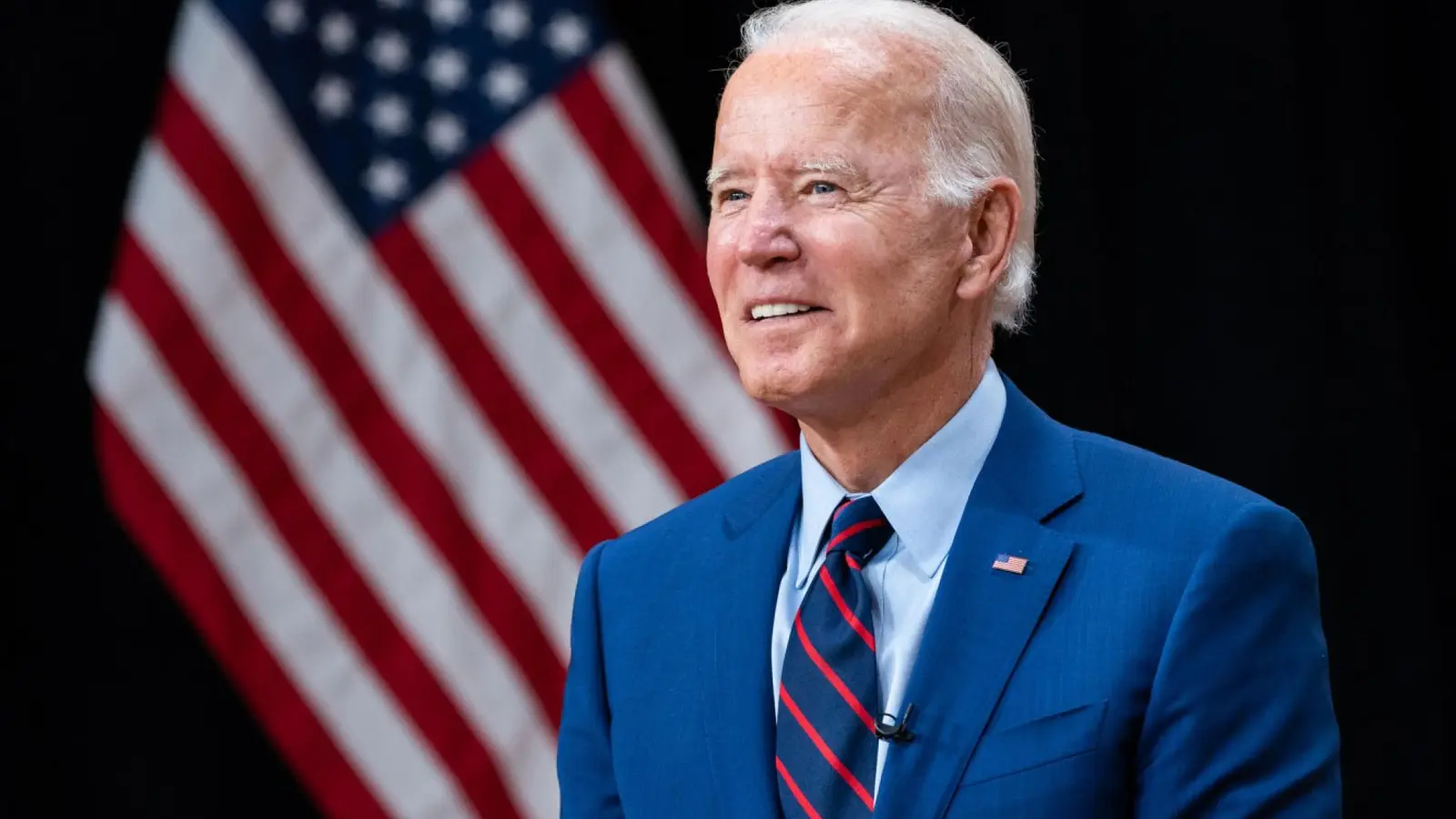 Joe Biden in front of US flags