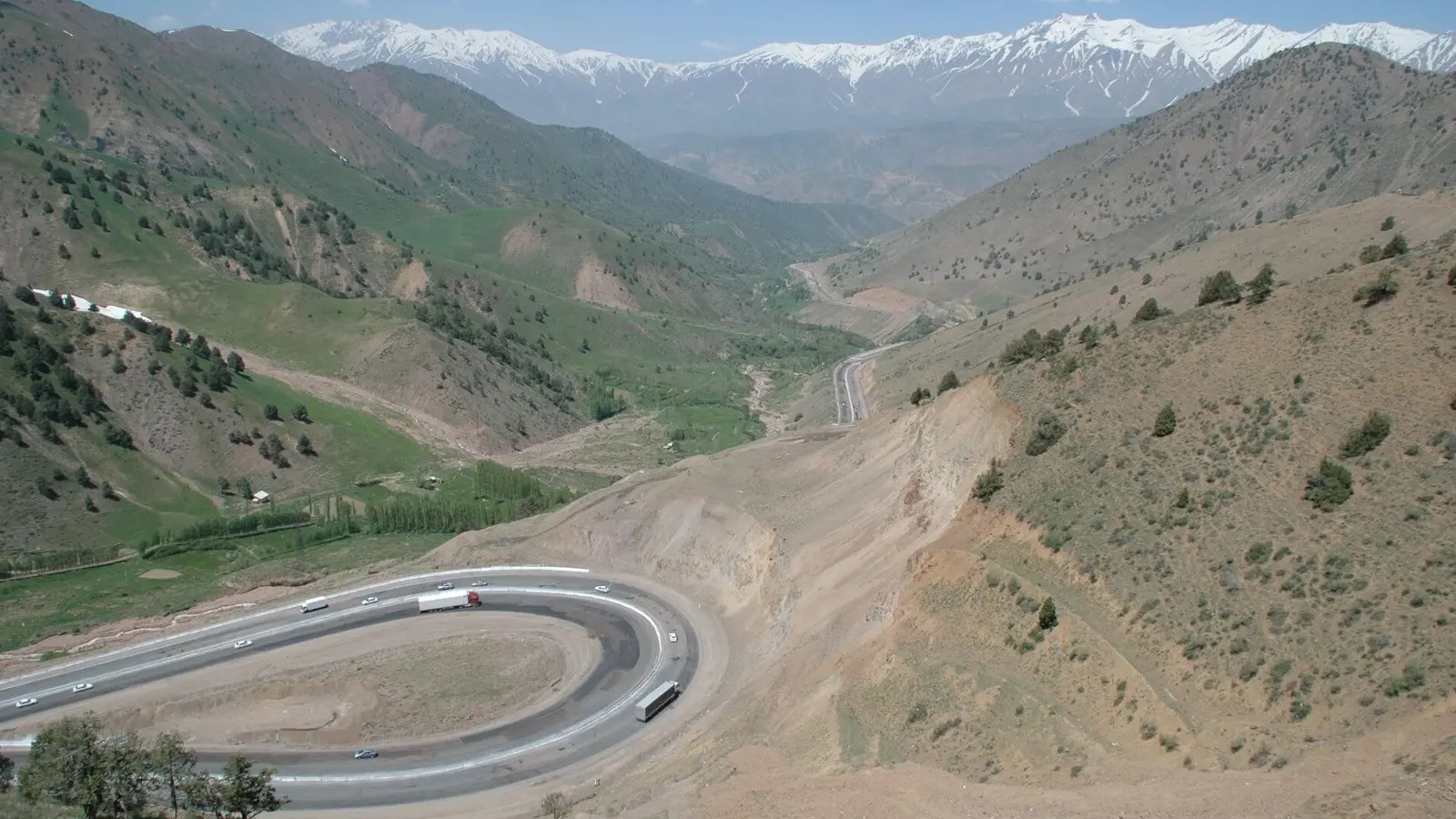 The mountain road through Kamchik Pass