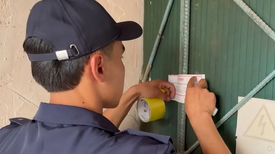 Emergency officer seals electrical equipment at Kuylyuk market