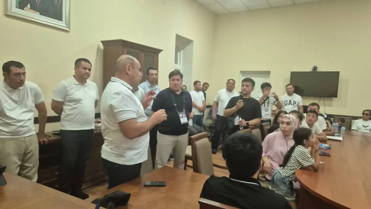 Tashkent officials meet buyers of apartments in the Original Lyuks Servis complex