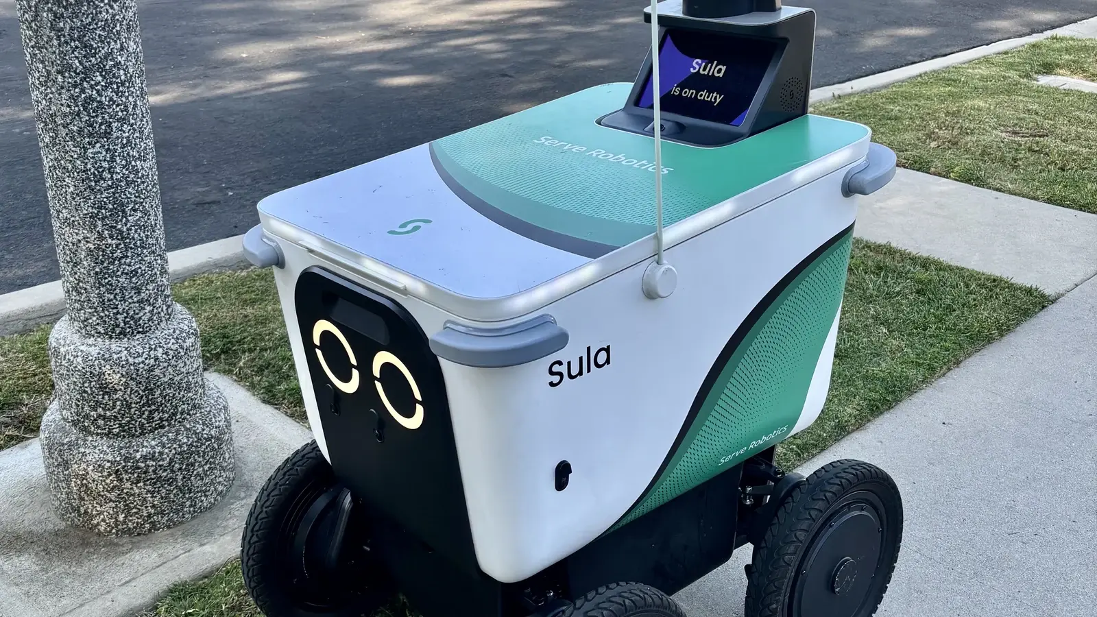 Serve Robotics delivery robot on a Los Angeles sidewalk