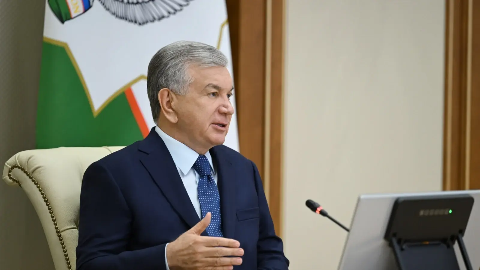 Shavkat Mirziyoyev at a presentation on artificial intelligence development