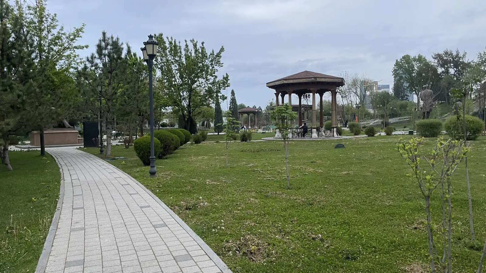 Adiblar Khiyoboni park in Tashkent, illustrative photo