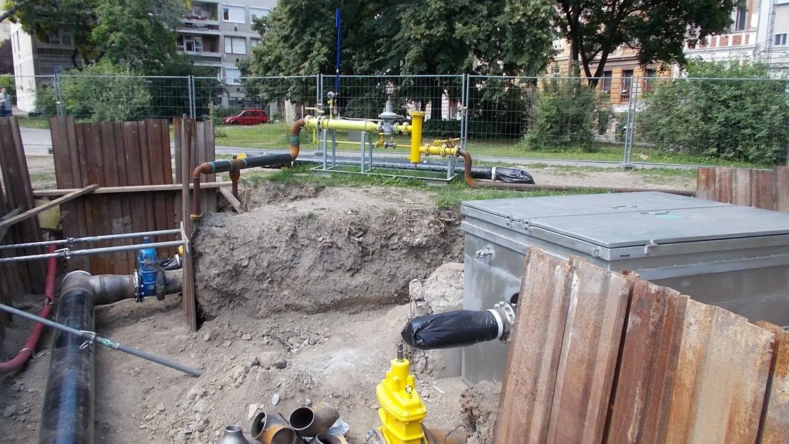 Gas network pressure-regulation equipment at an upgrade site
