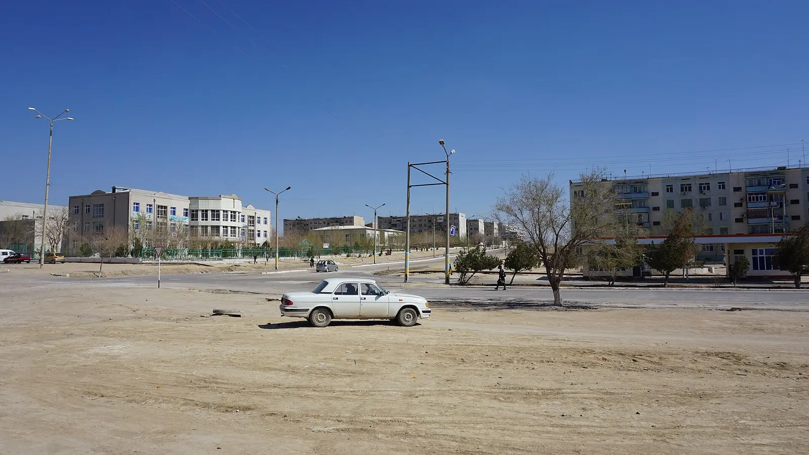 A city street in Uchkuduk, Navoi region