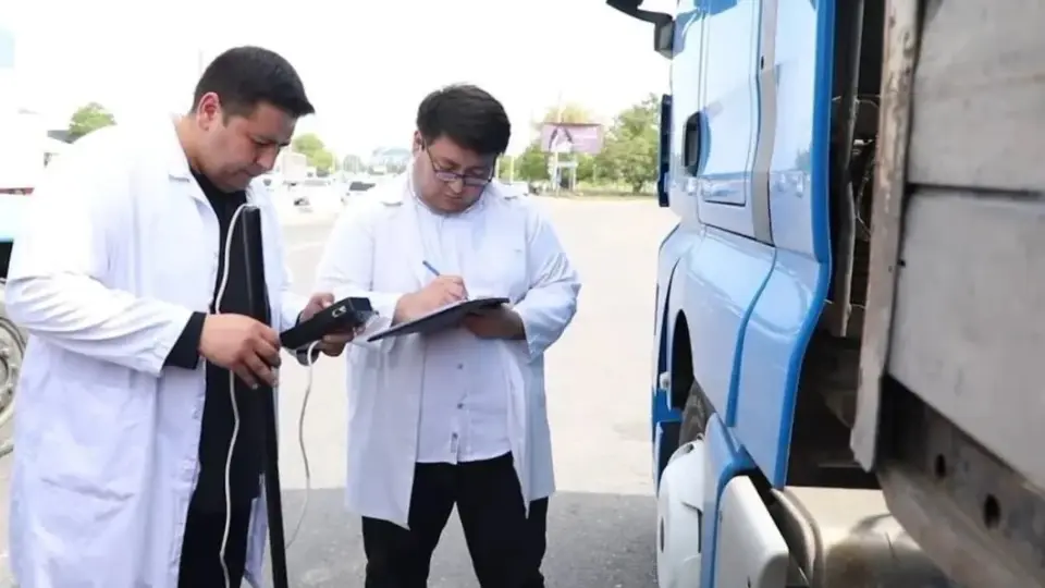 Specialists test a truck’s emissions using a measuring device