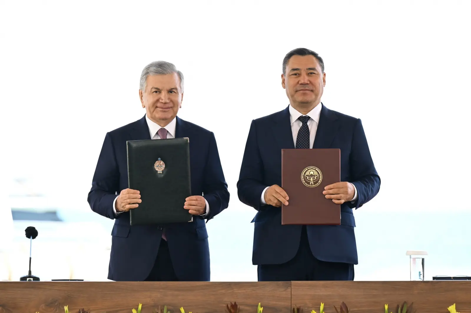 Shavkat Mirziyoyev and Sadyr Japarov hold the signed documents