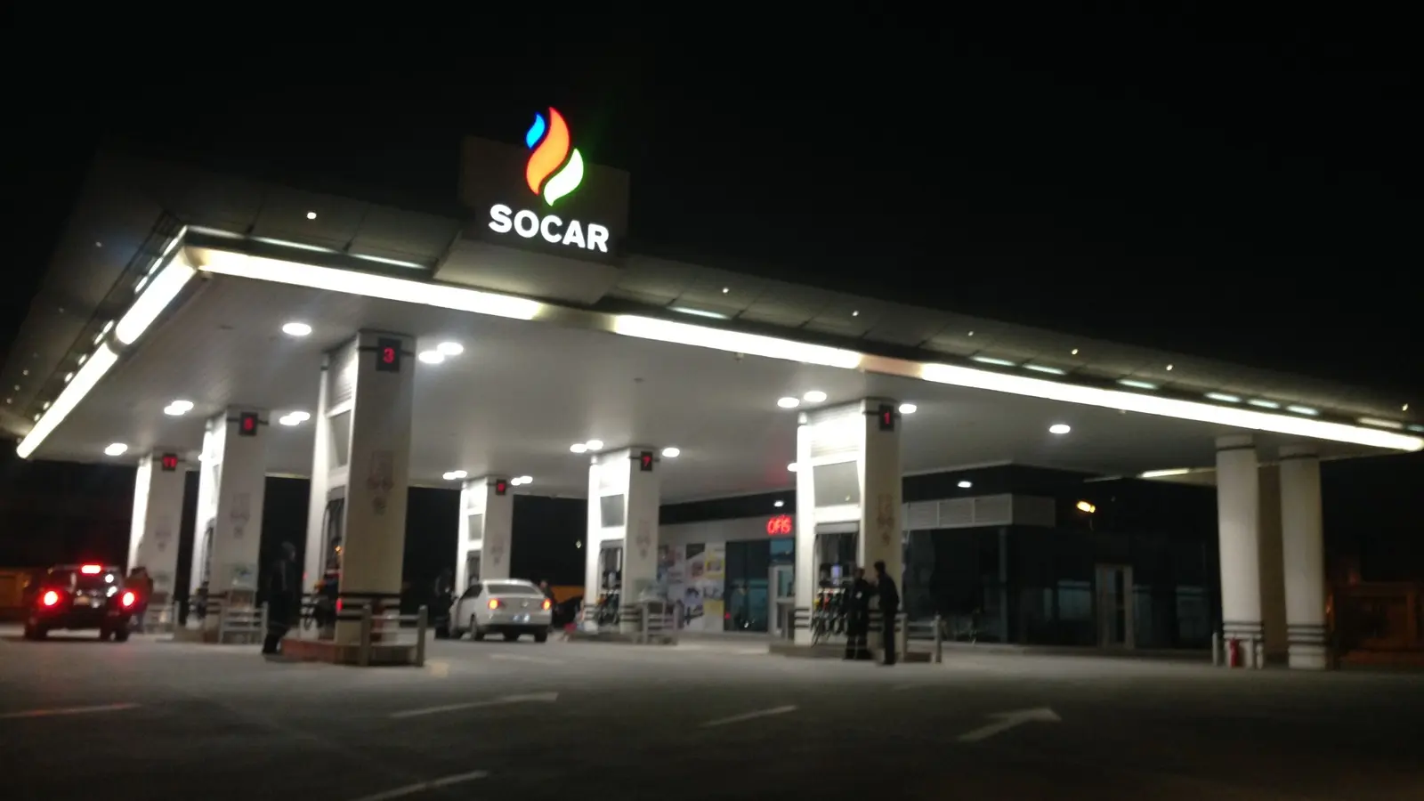 Автозаправочная станция SOCAR ночью