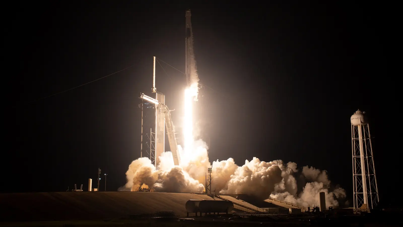 Ракета Falcon 9 во время запуска