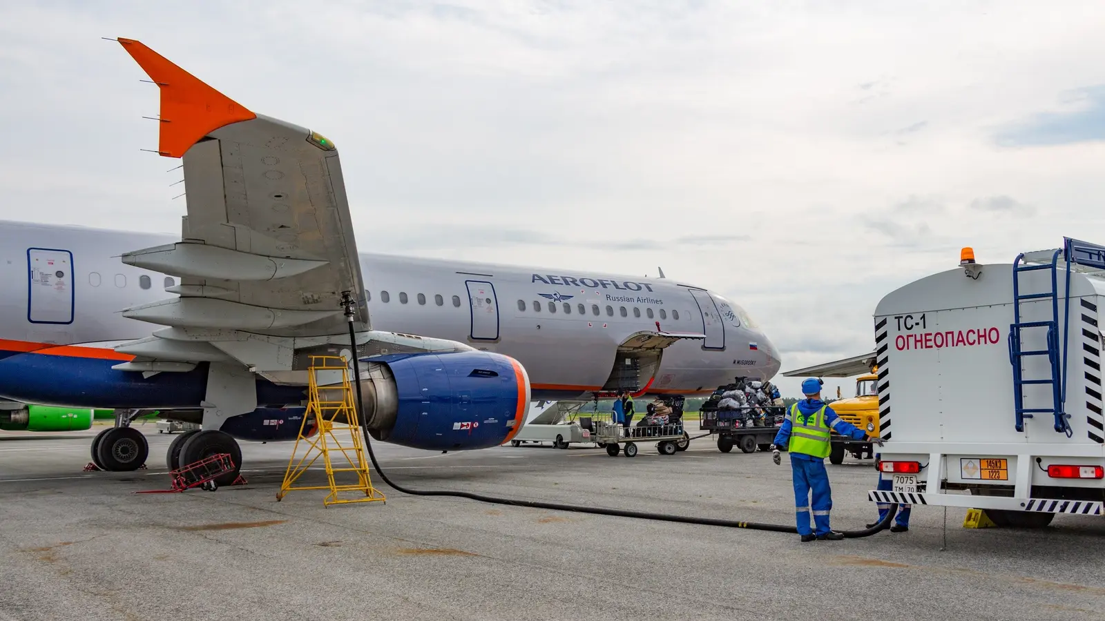 Самолет Aeroflot Airbus A321 заправляют топливом в аэропорту Томска