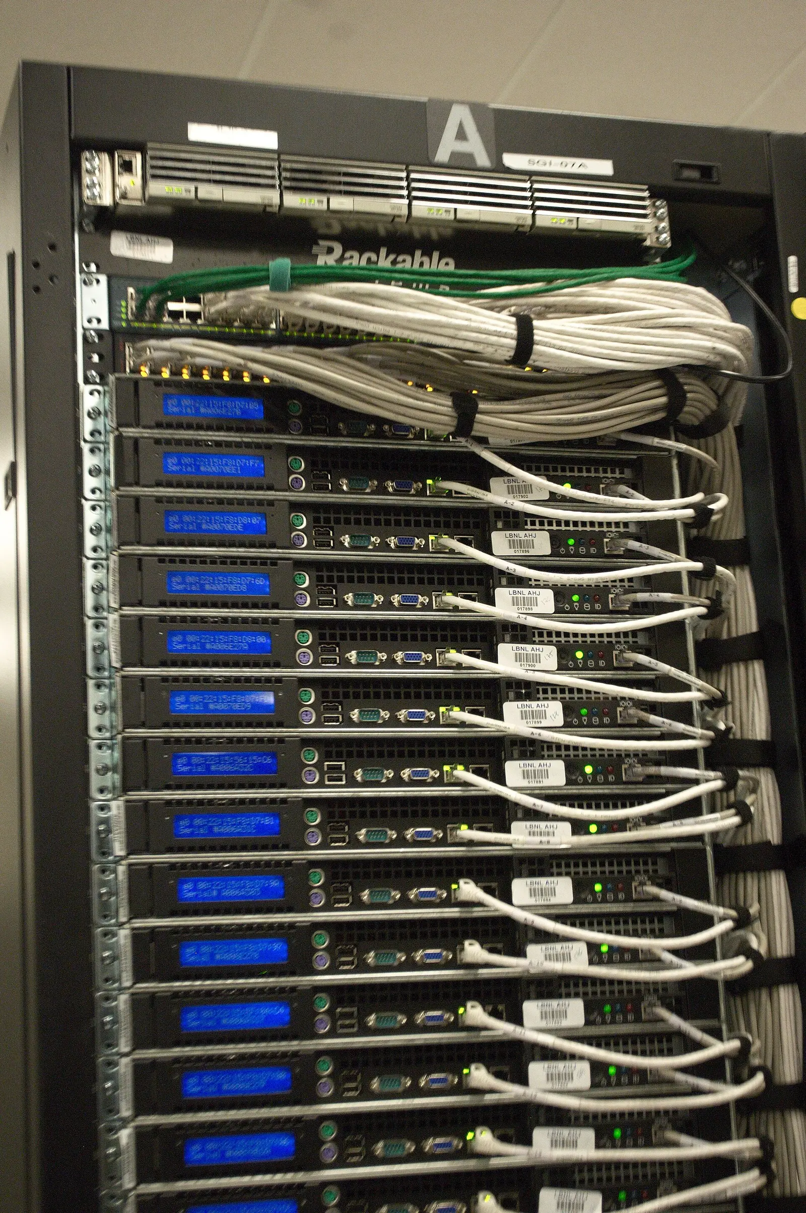Server equipment and cabling in a data-centre rack