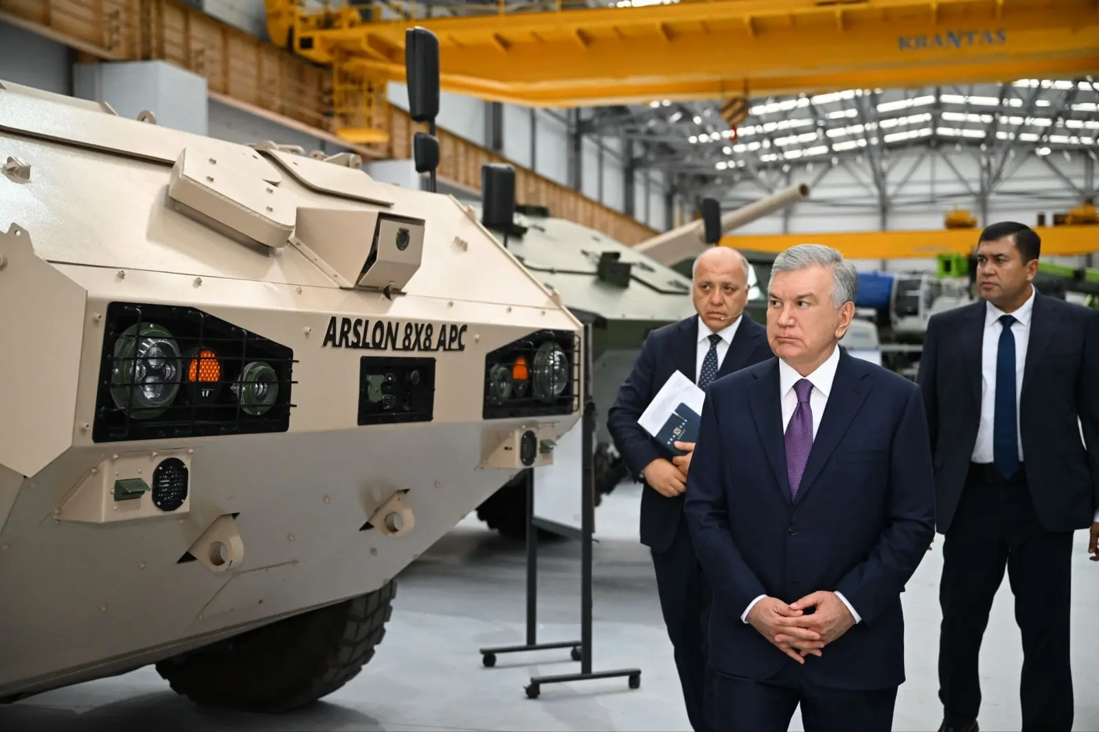 Shavkat Mirziyoyev inspects an ARSLON armoured vehicle at the existing Nurafshan plant